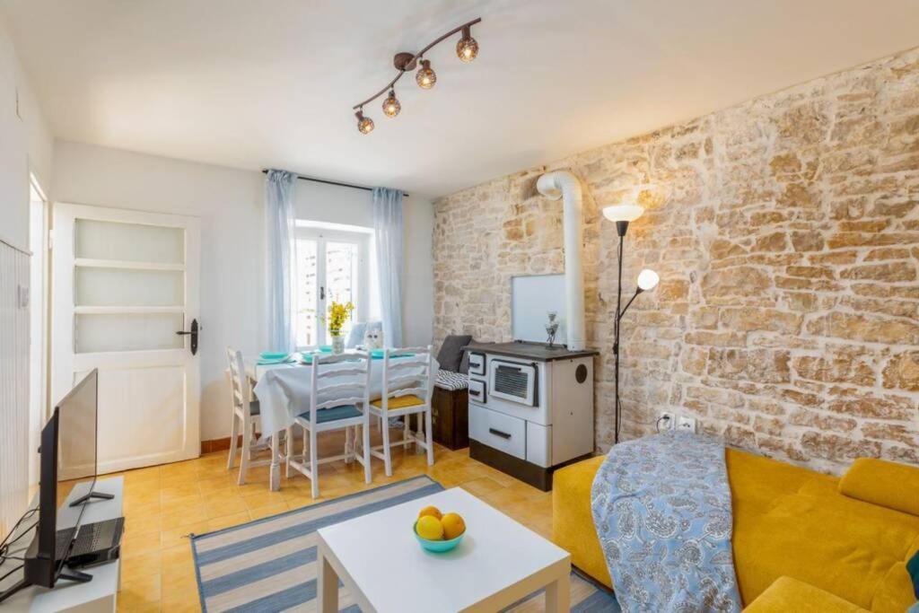 Casa Di Pietra Matelici Vila Divšići Exterior foto